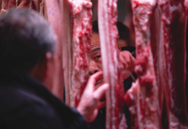 La gente compra carne en el mercado de Dacheng Road en Wuhan, provincia de Hubei, China