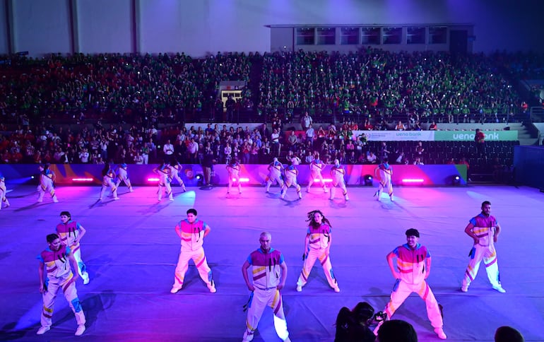 La puesta en escena de los artistas que brindaron un espectáculo único ayer en la clausura de los Juegos Latinoamericanos de Olimpiadas Especiales en el Arena SND.