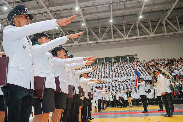 Juramento de algunos de los nuevos policías que egresaron con el grado de suboficial ayudante.