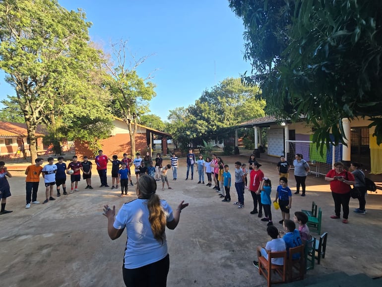 Alumnos en el patio de una escuela en el marco del programa Escuelas Abiertas.