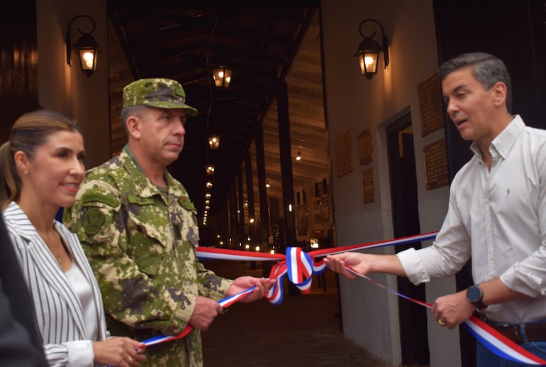 La gobernadora de Paraguarí, Norma Zárate de Monges, el Comandante de Artillería, Gral.Brig. Nilson Caballero Gaona y el presidente Santiago Peña, habilitando las mejoras en el museo.