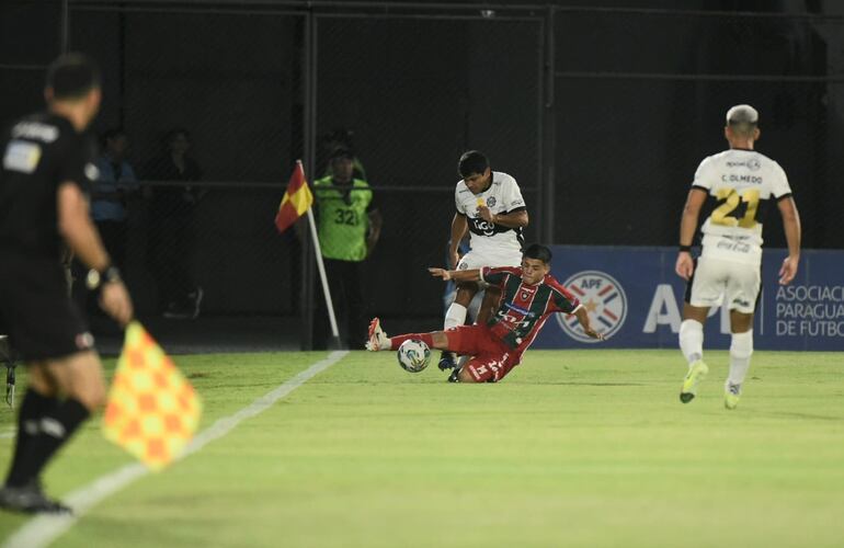 Olimpia y Tembetary se enfrentan en el Defensores del Chaco