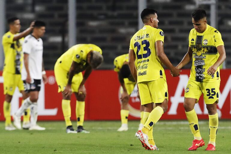 Los jugadores de Sportivo Trinidense lamentan la derrota ante Colo Colo en un partido de la Fase 3 de la Copa Libertadores 2024 en el estadio Monumental David Arellano, en Santiago, Chile.