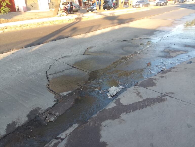 Aguas servidas y enormes grietas en el nuevo hormigó hidráulico de la avenida Fernando de la Mora.