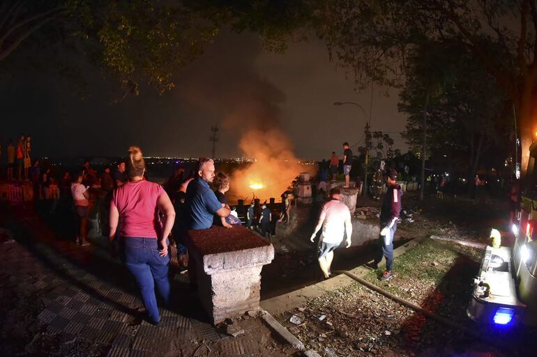 Reportan un herido de gravedad tras incendio en la Chacarita.