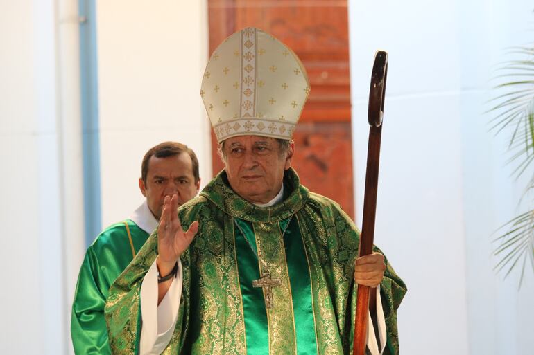 El obispo de la diócesis de Caacupé, monseñor Ricardo Valenzuela presidió la misa en el Santuario Nuestra Señora de los Milagros de Caacupé.