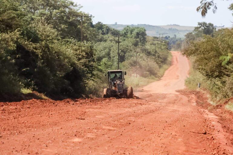 Una máquina vial de la Gobernación de Caazapá realizando una perfilada de la ruta Tuna-Tarumá-Abai