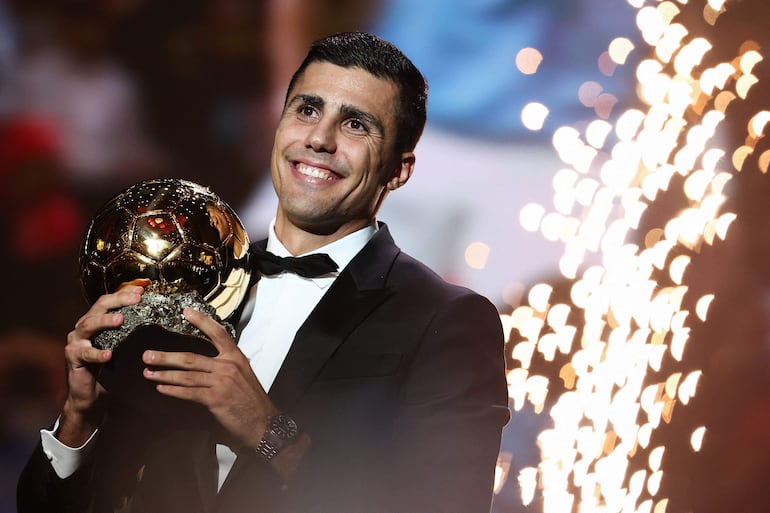 Rodri recibió el Balón de Oro el día de su octavo aniversario de noviazgo con Laura Iglesias. (FRANCK FIFE / AFP)