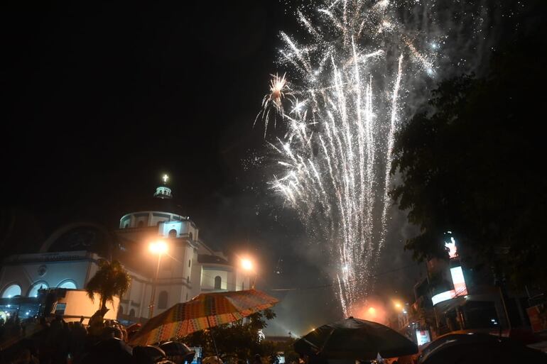 Fuegos artificiales por el Día de la Virgen de Caacupé.