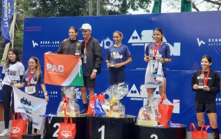 Las ganadoras de los 10K del ASA Run 2023, ayer en las inmediaciones del colegio americano.