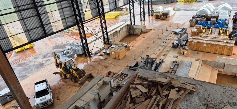 Aún no se instalaron las máquinas del tren de molienda, que están en estado de abandono en enormes cajas.