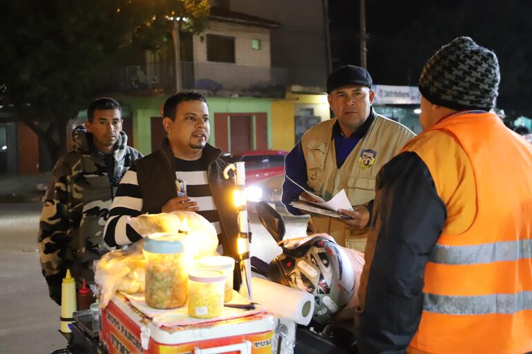 El director de Asuntos Jurídicos de la Municipalidad de Luque, Raúl Salinas, encabezando un operativo de despeje de las aceras y calles de Luque.