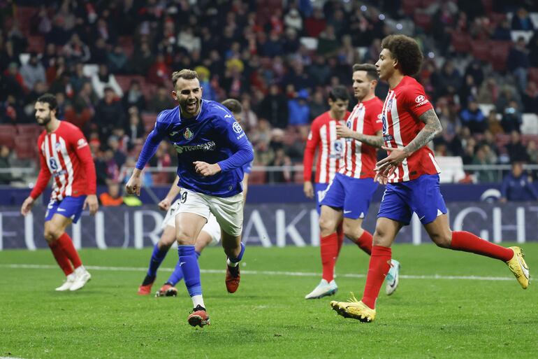 MADRID, 19/12/2023.- El delantero del Getafe CF Borja Mayoral celebra su segundo gol, tercero del equipo, durante el encuentro correspondiente a la jornada 18 en Primera División que disputan hoy martes Atlético de Madrid y Getafe CF en el estadio Metropolitano de Madrid. EFE/Juanjo Martín.
