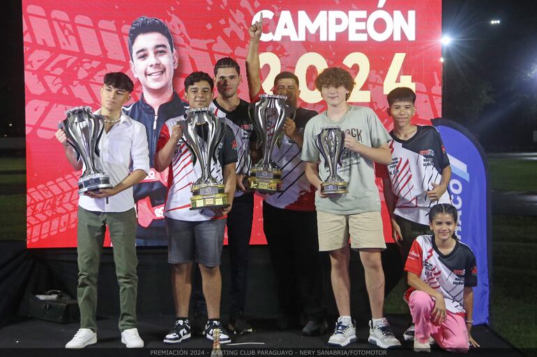 Marcos Toledo Balmori y equipo junto a Thiago Marecos (izq.) y José Orrego, de la Fórmula Mundial.