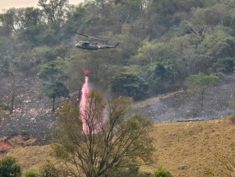 Bambi buckets y camión de bomberos donados por Estados Unidos a Paraguay para combatir incendios forestales que azotan al país.