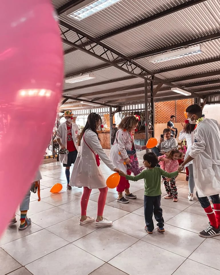 Payasonrisas comparten con chicos un momento de alegría y baile.