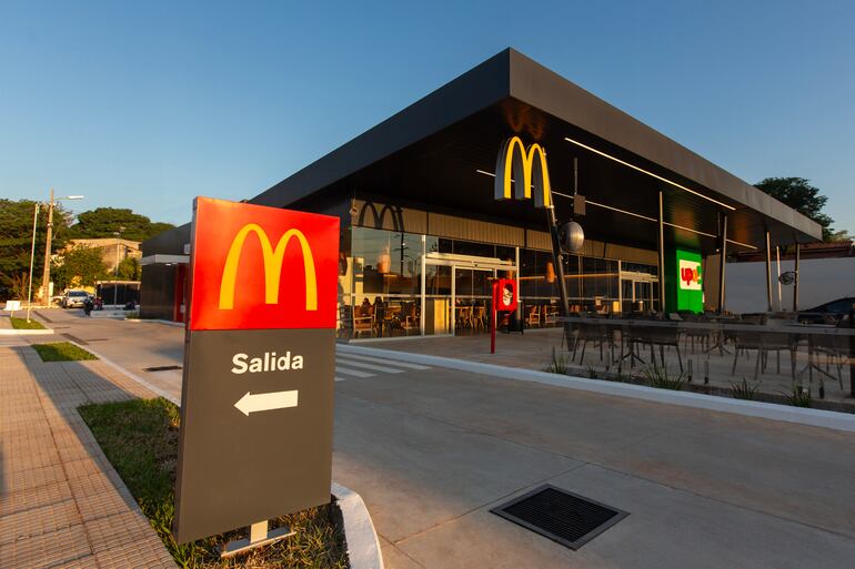 McDonald's habilitó un nuevo restaurante sobre la Avda. Félix Bogado y Madrinas de la Guerra del Chaco.