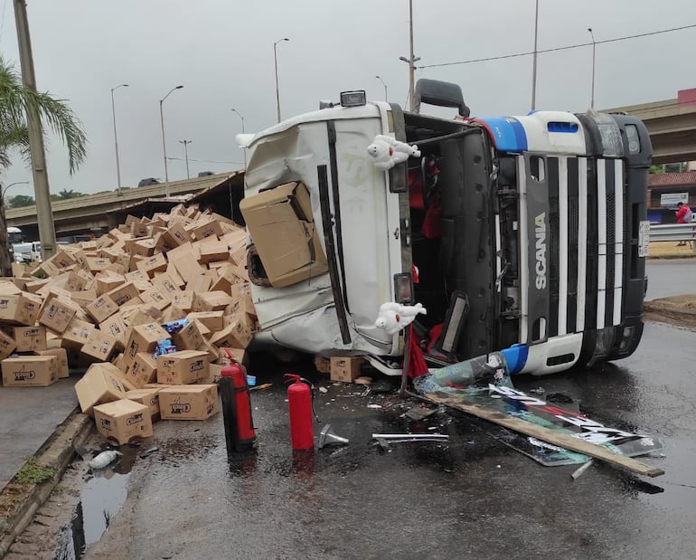 Un camión de gran porte volcó en zona del puente Remanso.