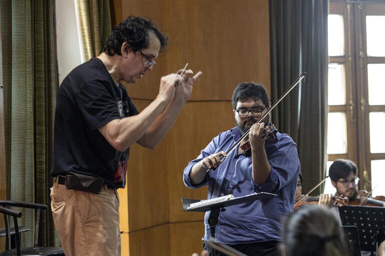 Diego Sánchez Haase y el violinista Óscar Aguilar Mas durante uno de los ensayos con la OSIC para el concierto de esta noche.