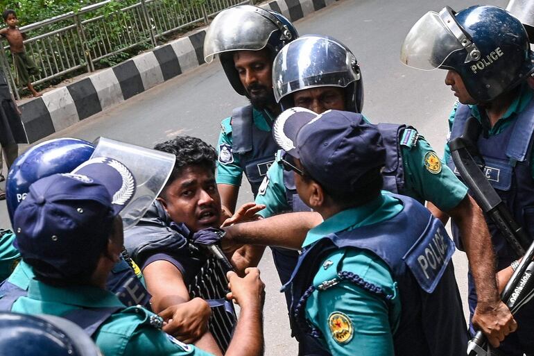 Un hombre es detenido por policías durante una protesta en Daca, Bangladés, el pasado 31 de julio.