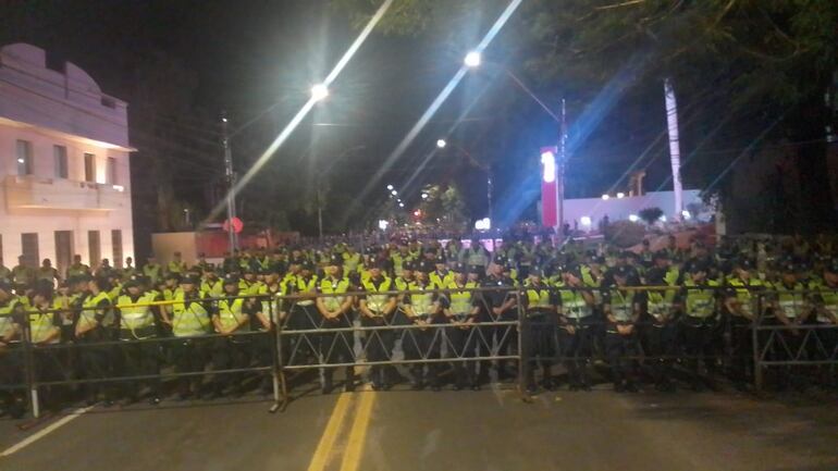 Contingente policial que impide marcha de miles de estudiantes que exigen derogación de la Ley Hambre Cero.