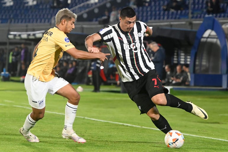 El paraguayo Óscar Cardozo (d), jugador de Libertad, pelea por el balón en el partido frente a Universidad Católica por la ida de los playoffs de octavos de final de la Copa Sudamericana 2024 en el estadio Defensores del Chaco, en Asunción.