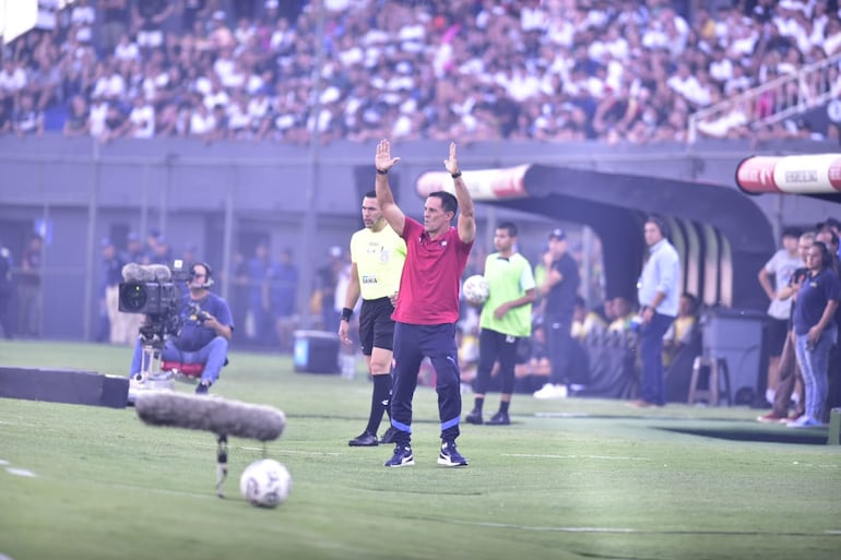 Víctor Bernay, técnico de Cerro Porteño, durante el Superclásico ante Olimpia.