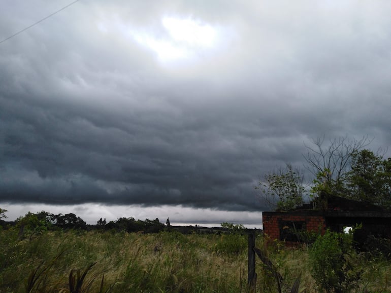 Tormenta, alerta, cielo nueblado, interior del país.