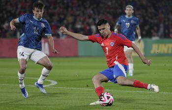 Marcelino Núñez (d) de Chile disputa el balón con Andrés Cubas de Paraguay este martes, en un partido amistoso internacional entre las selecciones de Chile y Paraguay, en el estadio Nacional en Santiago (Chile).