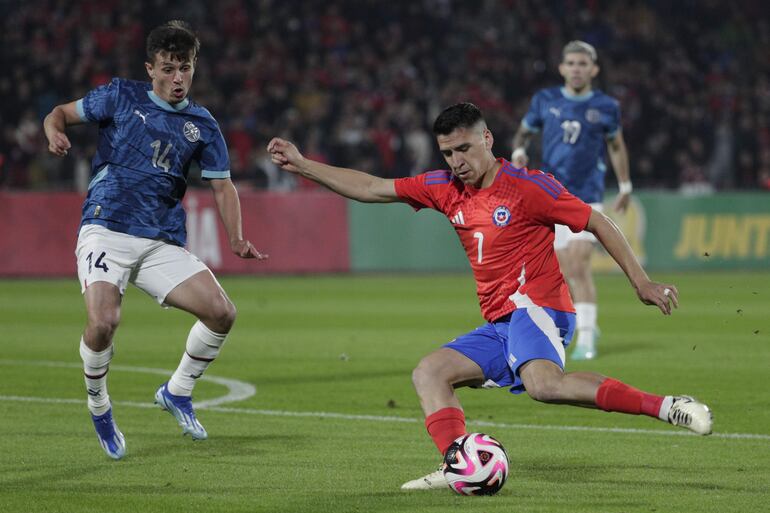Marcelino Núñez (d) de Chile disputa el balón con Andrés Cubas de Paraguay este martes, en un partido amistoso internacional entre las selecciones de Chile y Paraguay, en el estadio Nacional en Santiago (Chile).