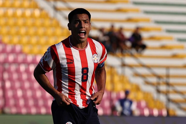 Diego Gómez de Paraguay reacciona ante Perú en un partido del Torneo Preolímpico Sudamericano Sub-23 en el estadio Polideportivo Misael Delgado en Valencia (Venezuela).