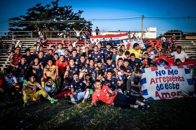 El plantel de jugadores, los integrantes del cuerpo técnico y miembros del staff del "alfarero", posan con los aficionados luego de conseguir el triunfo que le adjudicó el título de campeón en el torneo de la Primera División C.