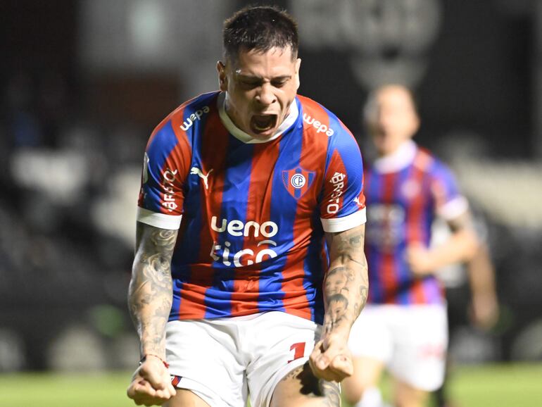 Juan Manuel Iturbe, jugador de Cerro Porteño, festeja un gol en el partido frente a Libertad por el torneo Apertura 2024 del fútbol paraguayo en el estadio La Huerta, en Asunción.