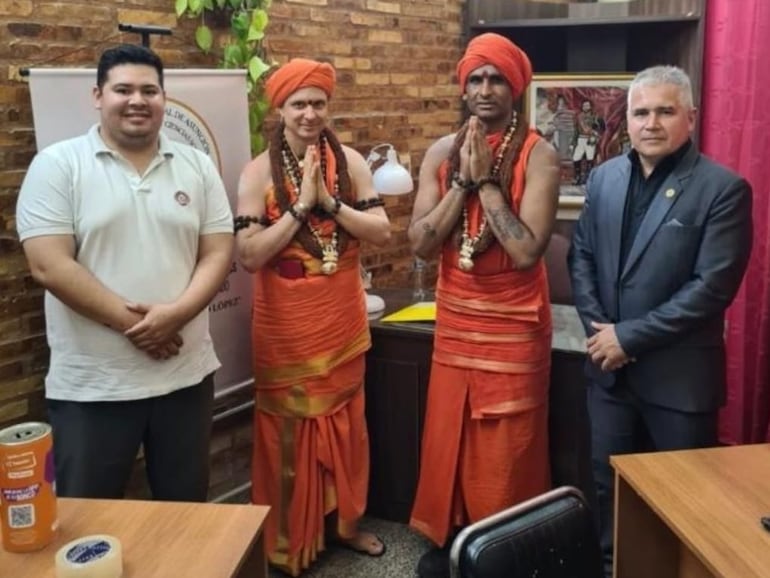 Los estudiantes de Derecho Jonatan y Édgar López junto a los autoproclamados representantes de los Estados Unidos de Kailasa.