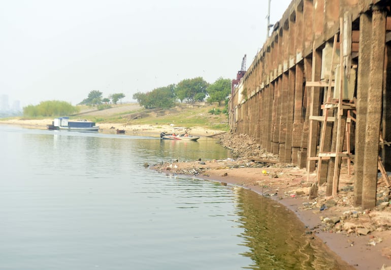 Bajante histórica del Río Paraguay: El nivel de las aguas medido en Puerto de Asunción se encuentra a escasos seis centímetros del nivel de histórico.