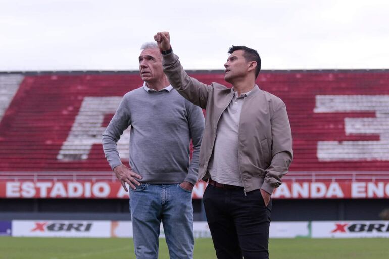 La visita del director deportivo de la selección, Justo Villar, y el PF Javier Valdecantos al estadio del Club 3 de Febrero CDE.