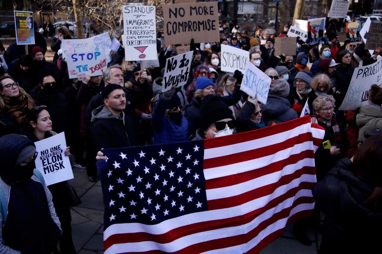 En Washington, cientos de personas se concentraron cerca del Congreso para protestar.