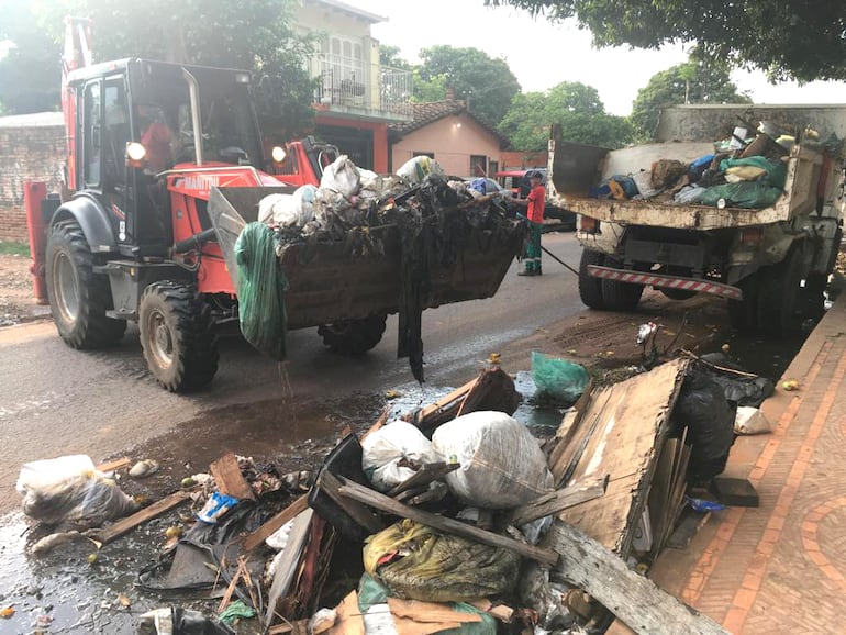 Limpieza de un vertedero clandestino se realizó con máquinas pesadas debido a la gran cantidad de basura arrojada por los propios vecinos, según la comuna de Lambaré. 