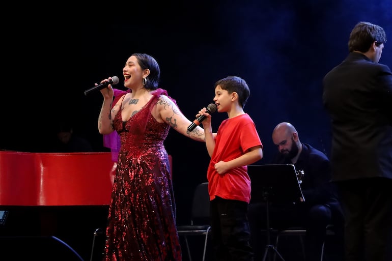 Andrea Valobra y su hijo Tino presentando "Como en cada Navidad" en el Teatro Municipal de Asunción.