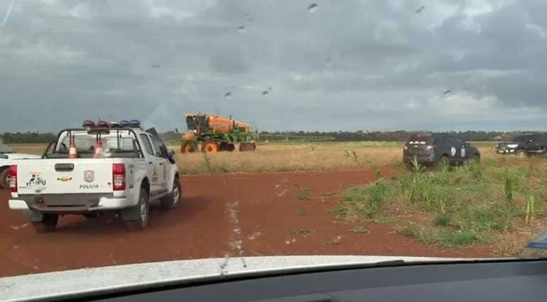 La Policía resguarda a productores para fumigar sus cultivos ante amenaza de atropello por parte de indígenas.