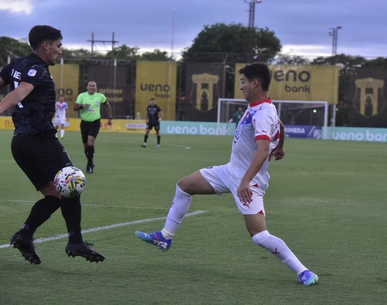 Juan Vera y Derlis Rodríguez luchan por la tenencia del balón