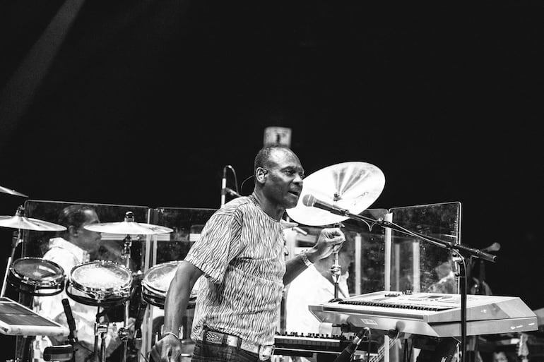 George Brown durante uno de los shows de Kool & the Gang.