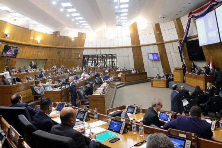 Por unanimidad de los presentes, ayer se aprobó una cuestionada reforma a la Ley contra Conflicto de Intereses.