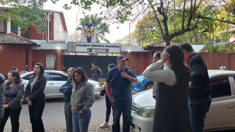 Padres del Colegio Técnico Nacional protestan esta mañana exigiendo la intervención de la ACE.