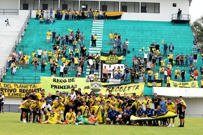 Integrantes del plantel recoletano posan con los hinchas de fondo en la gradería. (Foto: Deportivo Recoleta)