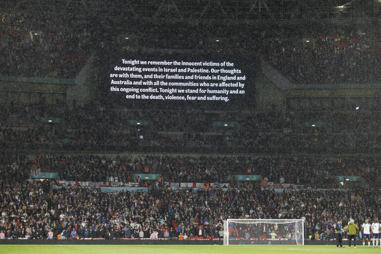 Se observa un minuto de silencio para recordar a las víctimas del conflicto en Israel y Palestina antes de un partido amistoso de fútbol internacional entre Inglaterra y Australia en el estadio de Wembley en Londres, Gran Bretaña, el 13 de octubre de 2023.