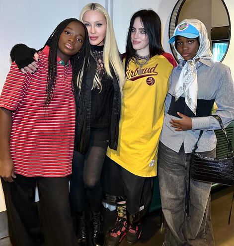 Madonna Billie y sus gemelas Stella y Estere posando felices con Billie Eilish.