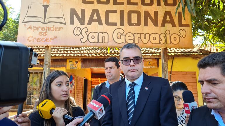 Docentes solicitaron a ministro Nicolás Zárate ley de protección a docentes y rechazaron plan de mochilas seguras. 