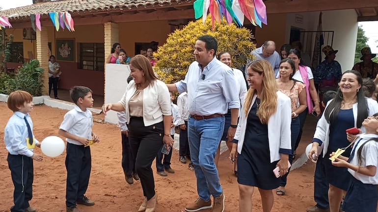 Laura Gamarra, intendenta de Capiatá, Ricardo Estigarribia, Gobernador de Central, y Liz Suárez, directora de la Esc. Bás. N° 86 Domingo Martínez de Irala.