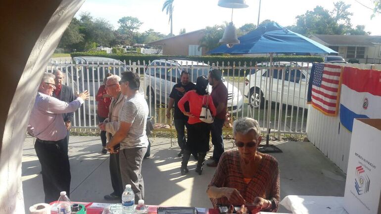 Paraguayos en Miami ejercen su derecho al voto. 